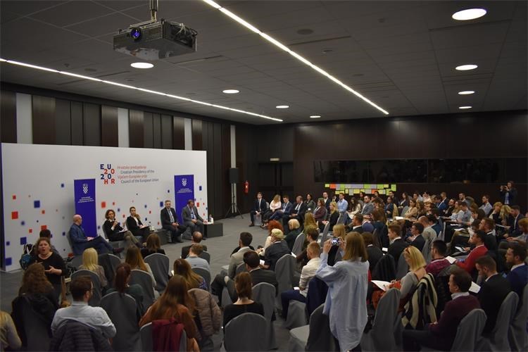 Slika /Direktorij 1/Slika mladi predsjedanje konferencija.jpg